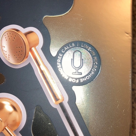 All for $30 or best offer/power bank,iPhone 11 pro and earbuds. - Picture 9 of 14